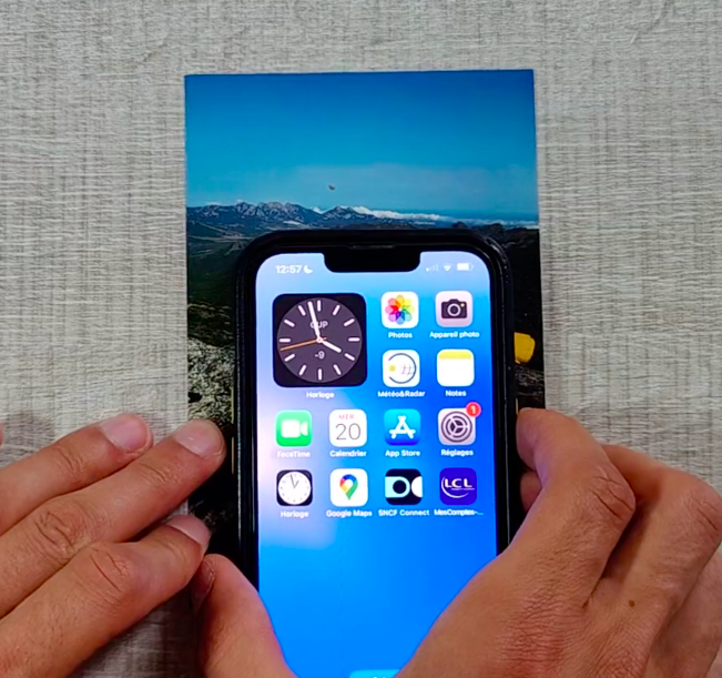 Geste pour lire une carte avec iPhone