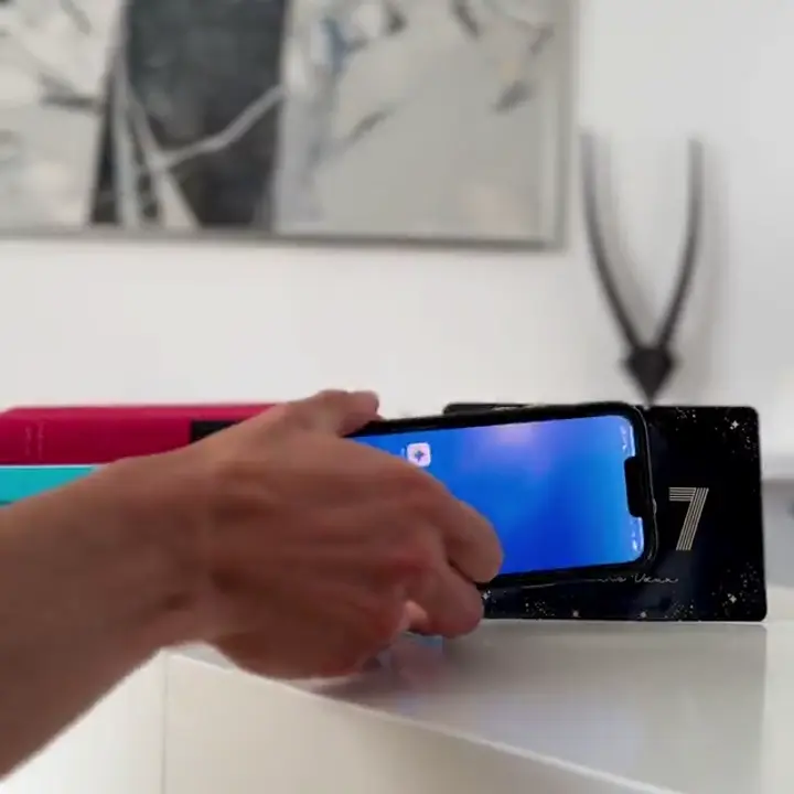 Un téléphone révèle la vidéo d’une carte de vœux Revila