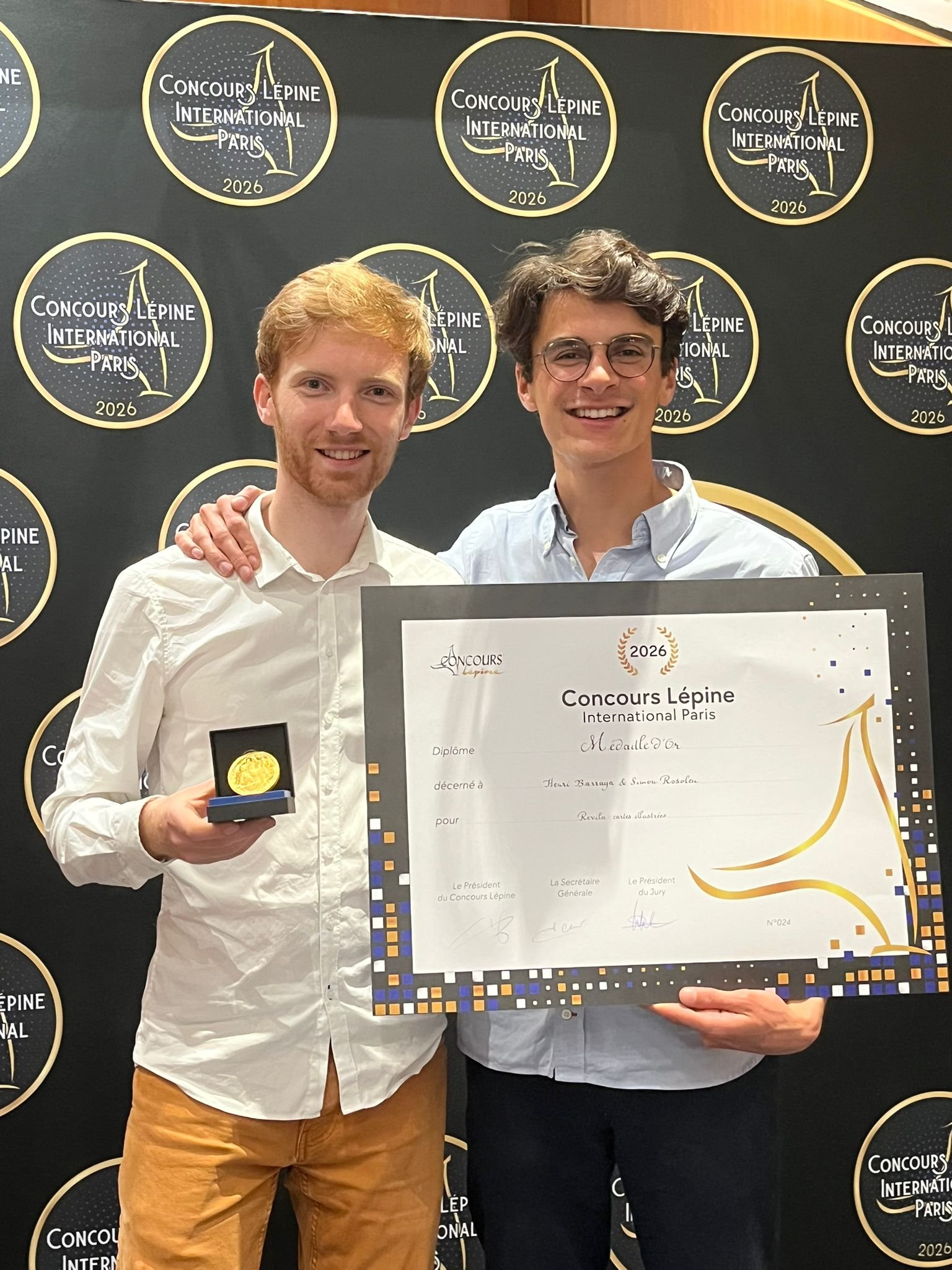 Simon Rosolen et Henri Barraya tenant la médaille d'or et le diplôme du Concours Lépine International Paris 2026